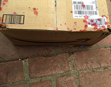 《傻眼宅配》可以對貨物溫柔一點嗎...(›´A`‹ )