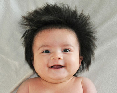 《頭髮濃密的小寶寶》還真是名符其實的毛小孩耶♪