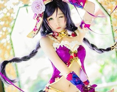 那個疑似致敬的《混沌術師東條希》公仔開放預購 兩邊真的越看越像？