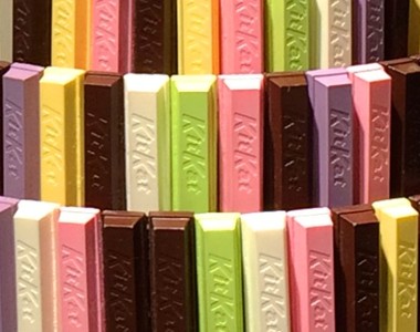 可以排出《彩虹Kitkat》日本人的狂熱讓外國人滿頭問號