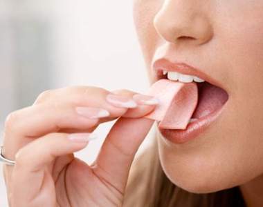 《把口香糖吃下肚後發生的變化》這答案完全顛覆小時候的印象......