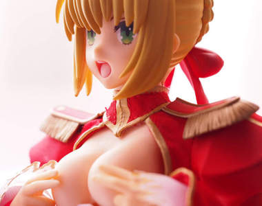 網友教學《公仔豐胸手術》這對巨乳感覺快要爆炸了……