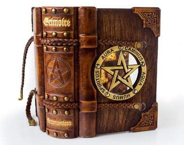 帥爆的《手工魔法筆記本》雖然很帥但是超中二的啊XD