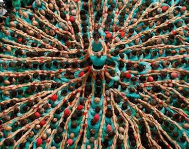 西班牙《疊人塔大賽》高聳的人塔和被人群擠滿的場地都令人嘆為觀止