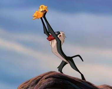 《獅子王式歡慶小孩誕生》預感開啟家長間這種慶祝模式的流行（笑倒）