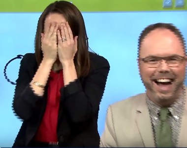 《現場直播即興畫畫》女主播一不小心就畫出了奇怪的東西