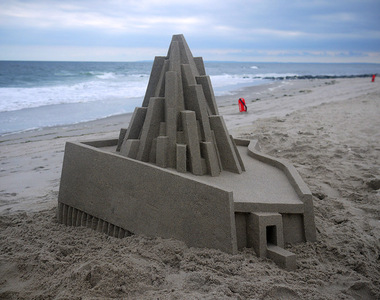 新奇《幾何沙雕》海邊出現了超有未來感的建築