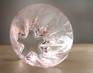 《玻璃櫻花杯》就連杯底的水印也變得很可愛
