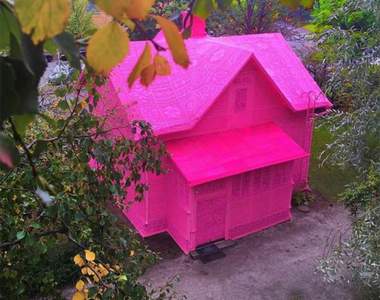 藝術家Olek《粉紅針織覆蓋的老房子》為這棟百年歷史的房屋穿上粉色大衣