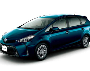 日本特仕《Toyota Prius α S“tune BLACK II”》黑得更有型