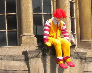 《恐怖小丑事件》蔓延全球 連麥當勞叔叔坐著也中槍