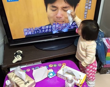 惡搞圖《小女孩擦電視機的眼淚》小女孩都快變職業擦手了