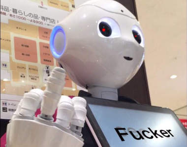《比中指的Pepper》出現各地　機器人終於開始要反抗人類了嗎？