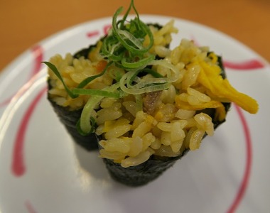 意味不明的《炒飯壽司》直接用海苔把炒飯包起來不是更省事嗎ww