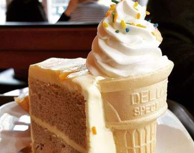 首爾名副其實的《蛋捲冰淇淋蛋糕》沒騙你真的有冰淇淋ww