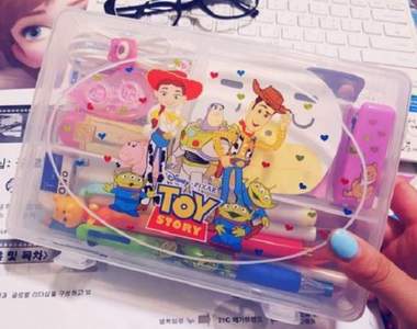 學生間人氣文具《百元鉛筆盒》完全是俗又大碗的流行啊ww