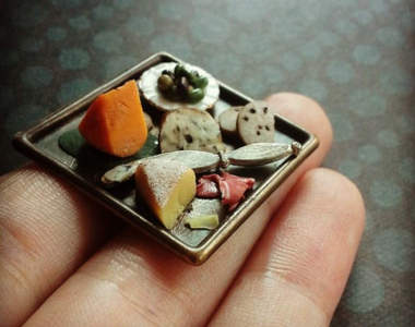 《指尖上的美食》美國藝術家Kim Clough的雕塑迷你美食