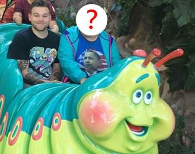 《知名Viner和哈其林小火車撞臉》連身上穿的外套都意外跟車身融合了