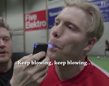 北歐超爆笑《醉鬼足球賽》球員醉到直接吐在球場上...