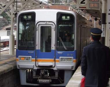 《日本電車員的雪中玩樂》在汽車上堆雪人太弱了 在電車上堆才厲害?