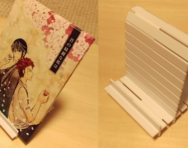 自製《百圓隔板同人本展示架》可以拆開攤平超方便攜帶✧