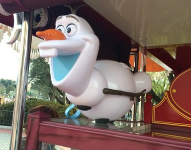 東京迪士尼《雪寶滑行爆米花筒》心都跟著一起滑～出去啦