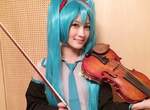 《美女小提琴家Ayasa》Cosplay初音拉出不一樣小提琴版千本櫻 《美女小提琴家Ayasa》Cosplay初音拉出不一樣小提琴版千本櫻