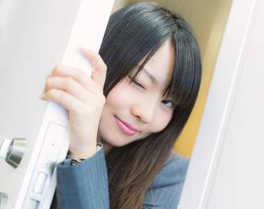 《讓男生妄想炸裂的辦公室戀情》茶水間內果然適合來一發壁咚