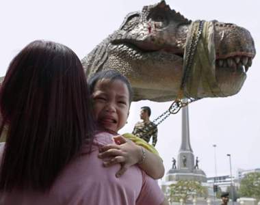《泰國街頭捕獲野生暴龍》太可怕嚇到我都閃尿啦