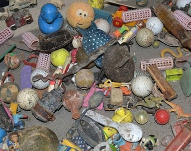 從假牙到情趣用品都有的《倫敦下水道》這是二手玩具市集嗎？