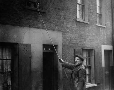 鬧鐘普及前的《敲窗人服務》由專人把你從睡夢中喚醒