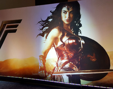 《神力女超人》服裝道具展 正義聯盟全LOGO公開