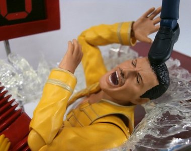 被欺負的《佛萊迪·墨裘瑞人偶》皇后樂團主唱給你們這樣整Σ(°ཀ°)