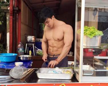 《泰國麵攤小鮮肉》肌肉棒子帥主廚成為了女網友的最愛