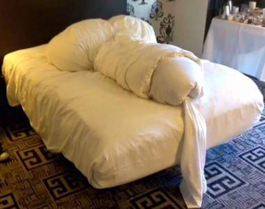 清潔人員看的好害羞《棉被變成老二》哎呀～客人真會玩(●｀ 艸 ´)