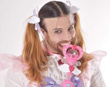 《鬍鬚女2017年月曆》敲可愛不用說一定是男生那要不要買一份回家擺呢？