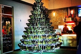 《酒瓶聖誕樹》雖然很漂亮但是不小心被撞倒就糟糕惹XD