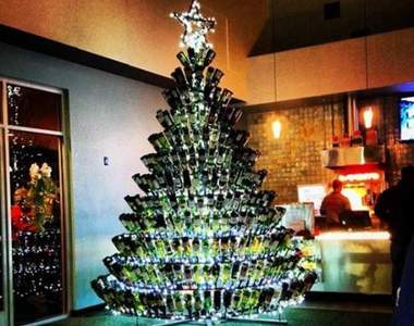 《酒瓶聖誕樹》雖然很漂亮但是不小心被撞倒就糟糕惹XD