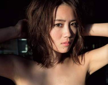 《白石あさえ的寫真夜現場》國中就有日規E罩杯發育超好的姊姊