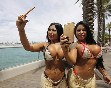 阿根廷《臀拍女王姊妹花》只要自拍胸部屁股就可以賺錢