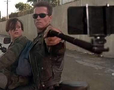 《把武器換成自拍棒》就是危急時刻才要自拍啊（揮舞）