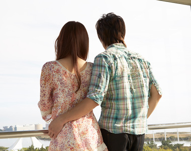 《女生愛站在男生左邊的理由》考慮到慣用手這種想法也太貼心惹www