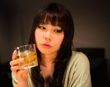 《約會中喝了會讓男生好感度下降的酒》很女孩子氣的梅酒反而差評！？