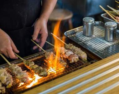 《串燒吃法問題》引發日本網友熱論 到底該直接吃還是拿下竹籤吃呢?