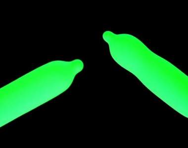 男網友覺得好玩買下《螢光保險套》結果被女朋友甩了……