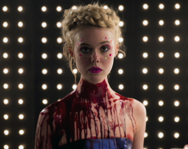 艾兒芬妮電影《霓虹惡魔》如此精美的殺人洋娃娃