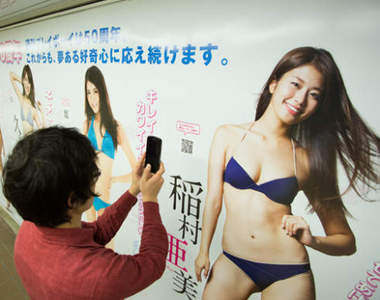 《新宿車站的巨幅寫真海報》這個展完可不可以讓我帶回家❤❤❤