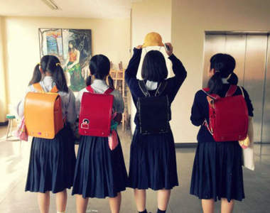 日本女高中生間《背小學生書包上學》大流行　畢業前的另類回憶