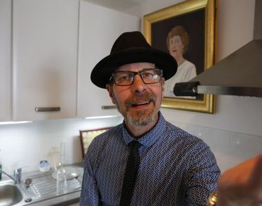 英國《只能說兩個單字的男人》就靠這兩個字表達一切...