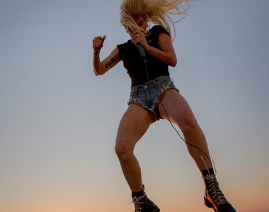 女神卡卡新曲《完美幻象》我媽問我為什麼跪著聽音樂